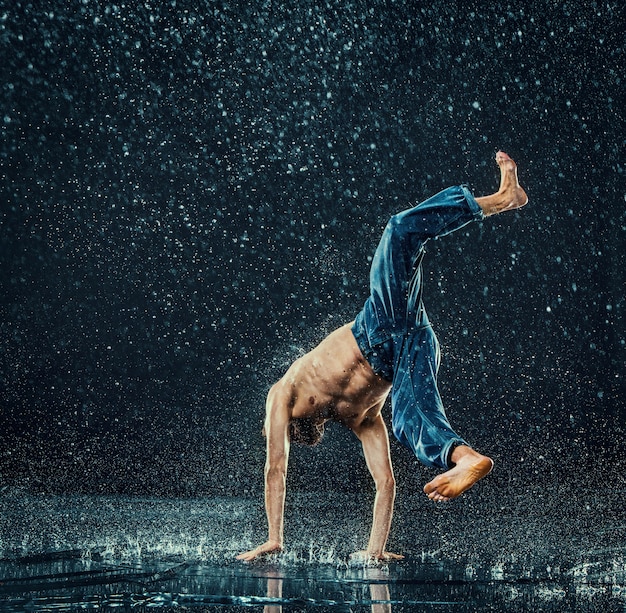 Il ballerino di break maschile in acqua.