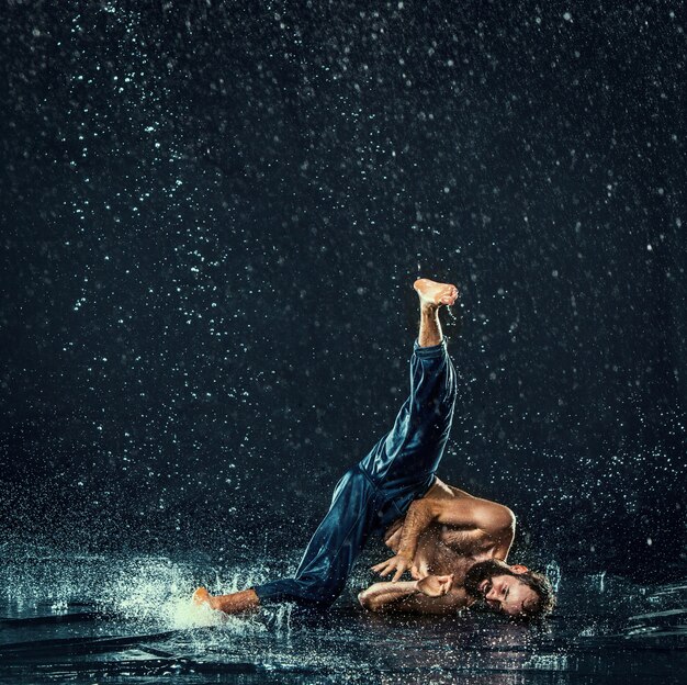 Il ballerino di break maschile in acqua.