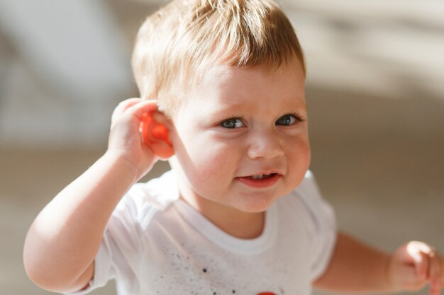 il bambino ascolta per mettere una mano al suo orecchio.