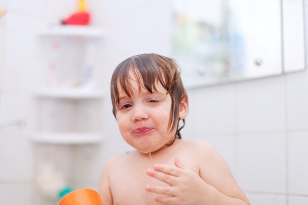 Il bambino bagna in vasca da bagno