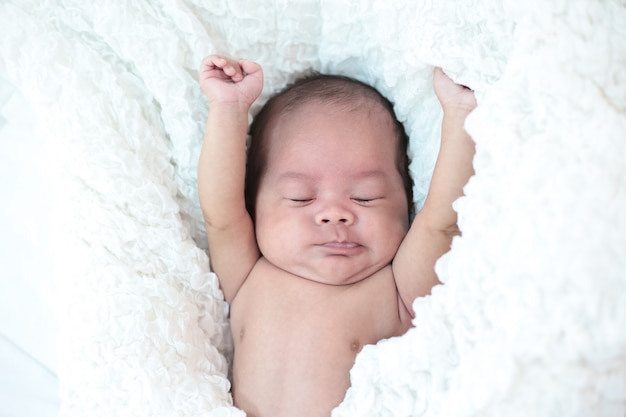 il bambino dorme nel letto