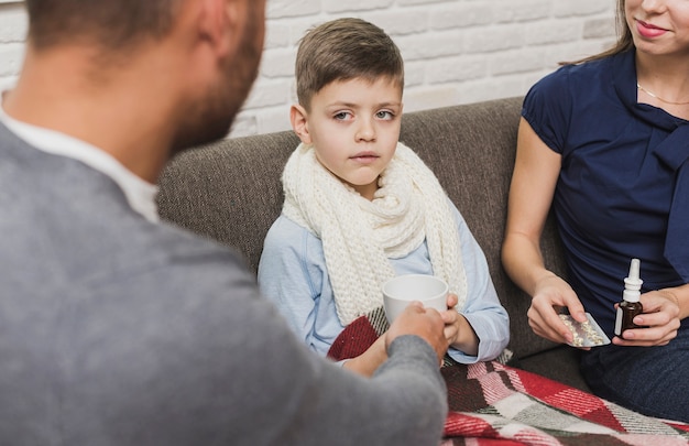 Il bambino è curato dai suoi genitori