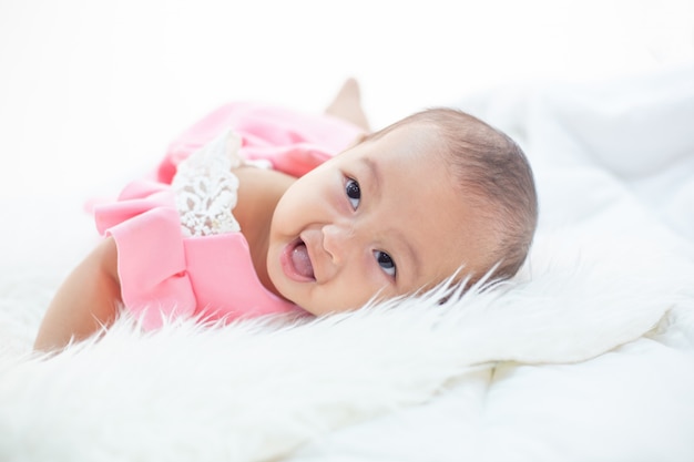 Il bambino è felice sul letto.