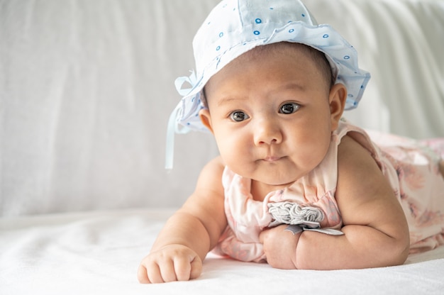 Il bambino è sdraiato a faccia in giù sul letto.