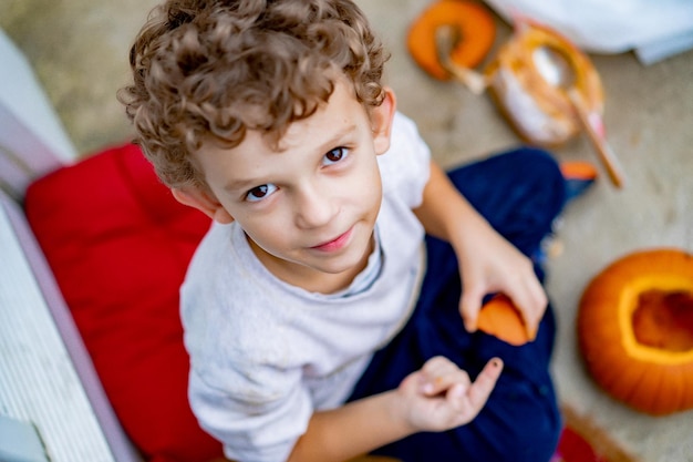 il bambino fa la zucca per halloween