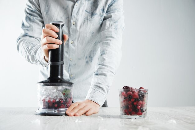 Il barista è pronto per frullare le bacche congelate