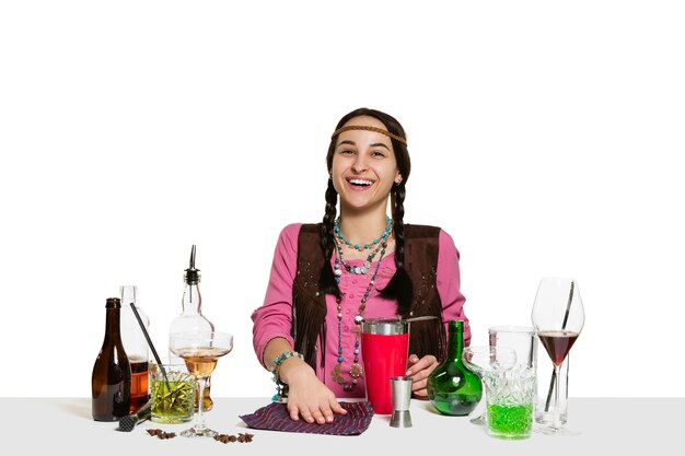 Il barista femminile esperto sta facendo il cocktail isolato sulla parete bianca. Giornata internazionale del barman, bar, alcol, ristorante, festa, pub, vita notturna, cocktail, concetto di discoteca