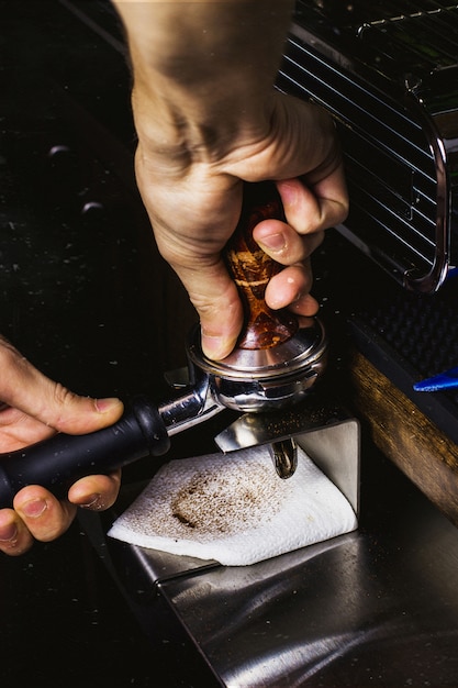 Il barista sta preparando il caffè