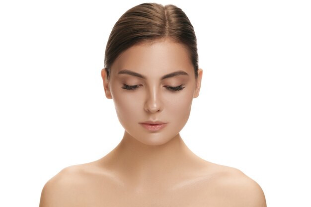 Il bel volto femminile. La pelle del viso perfetta e pulita su bianco. La bellezza, cura, pelle, trattamento, salute, spa, concetto cosmetico