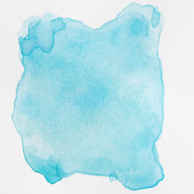 Il blu liquido dell'acquerello spruzza su fondo bianco