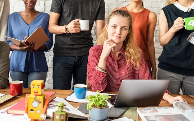 Il brainstorming di riunione di discussione di lavoro di squadra in su sul concetto