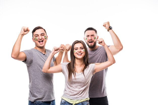 Il Brasile vince. Un gruppo di tifosi di calcio sostiene la squadra nazionale del Brasile su sfondo bianco. Concetto di tifosi di calcio.