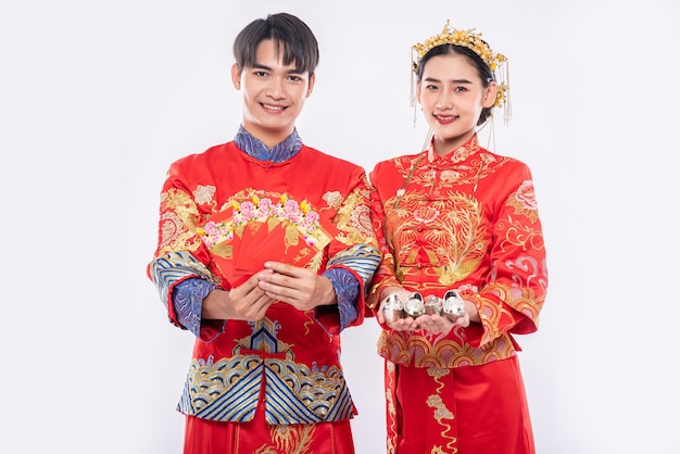 Il capodanno cinese, uomini e donne indossano il sorriso Cheongsam per ottenere - dare il regalo in denaro e contanti al parente
