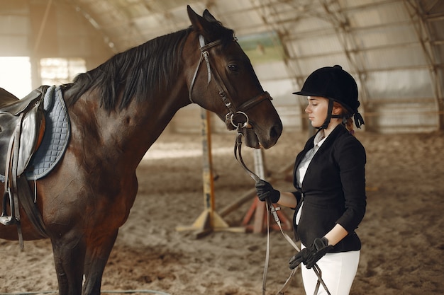 Il cavaliere si allena con il cavallo