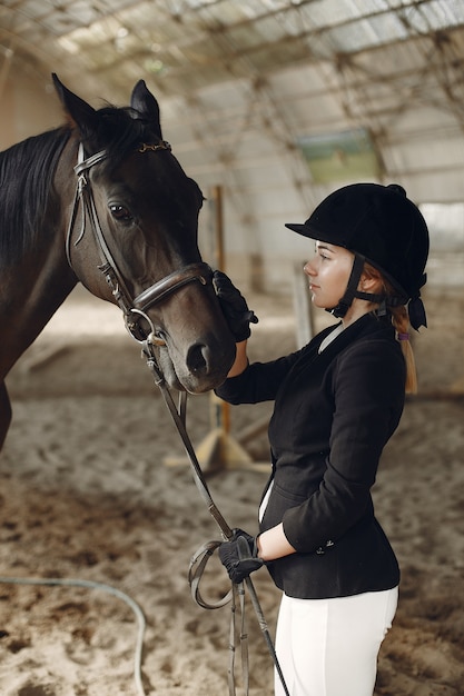 Il cavaliere si allena con il cavallo