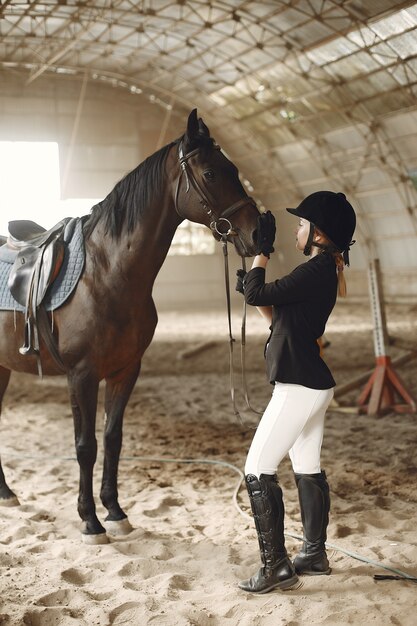 Il cavaliere si allena con il cavallo