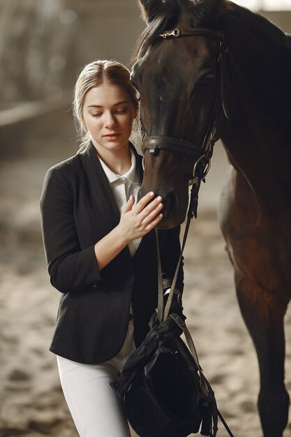 Il cavaliere si allena con il cavallo