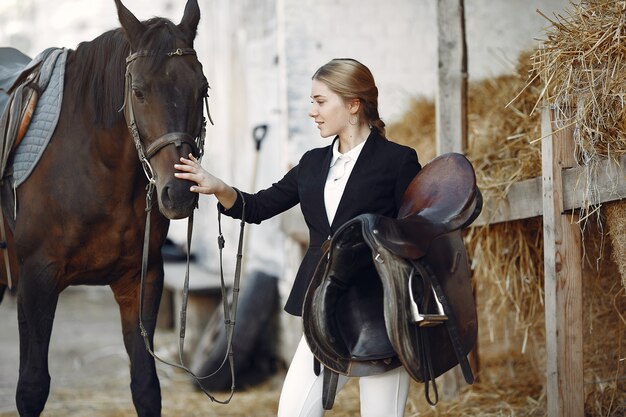 Il cavaliere si allena con il cavallo