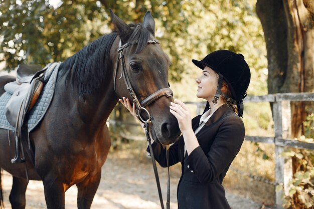 Il cavaliere si allena con il cavallo