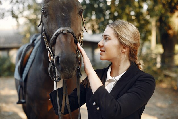 Il cavaliere si allena con il cavallo