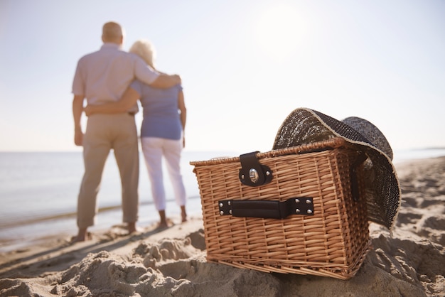 Il cestino è pronto per il picnic sulla spiaggia