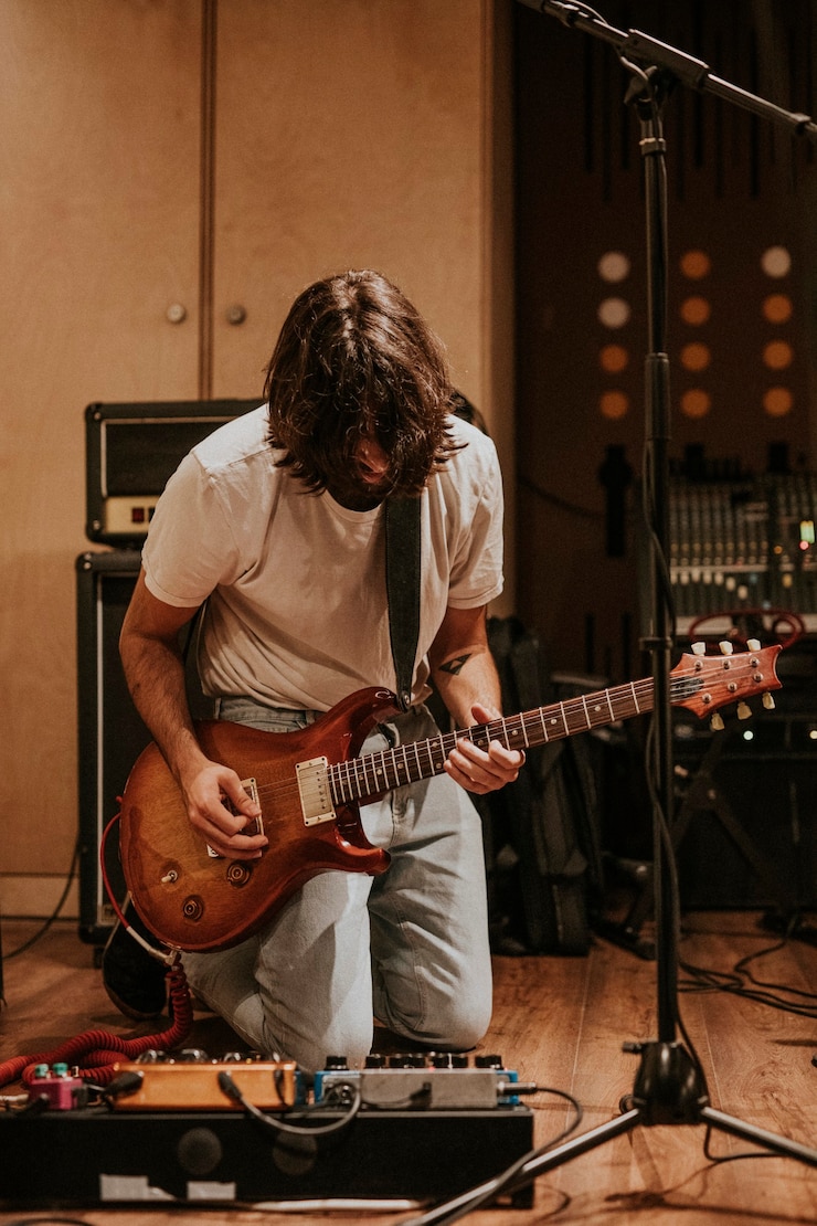 Foto gratuito il chitarrista della rock band esegue la ripetizione in studio di registrazione