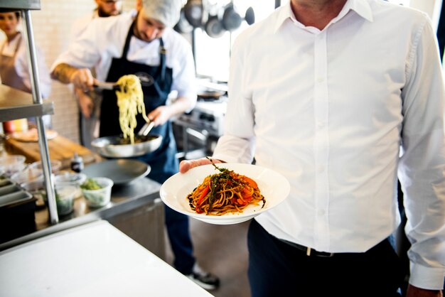 Il cibo cotto si prepara per essere servito dalla cucina