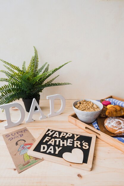 Il cibo della colazione vicino alle decorazioni della festa del papà