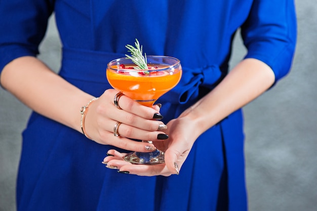 Il cocktail esotico e le mani femminili