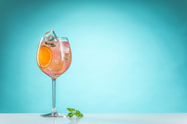 Il cocktail esotico rosa e frutta su blu