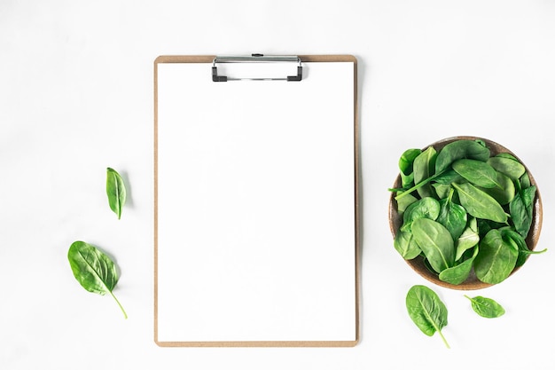 Il concetto di cibo sano Una composizione di ingredienti sani della cucina vegetariana Consegna del cibo Verdure verdi Vista dall'alto