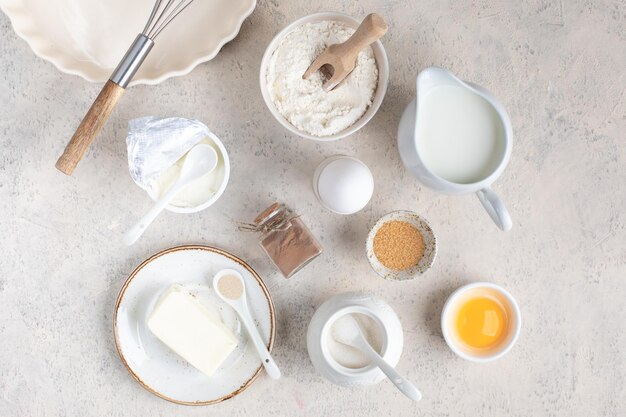 Il concetto di cottura a casa Ingredienti per fare la pasta torta cupcakes uova farina burro cannella latte zucchero su sfondo chiaro