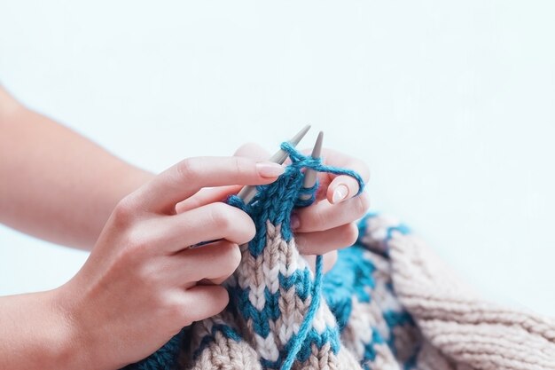 Il concetto di hobby: lavorare a maglia