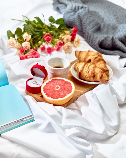 Il concetto di lettera d'amore sul tavolo con colazione