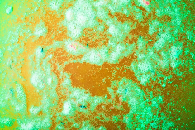 Il contesto di verde si dissolve bathbomb in acqua