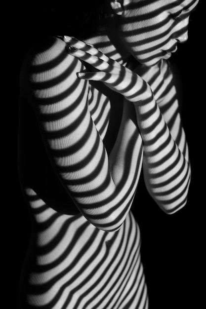 Il corpo della donna con strisce zebrate bianche e nere