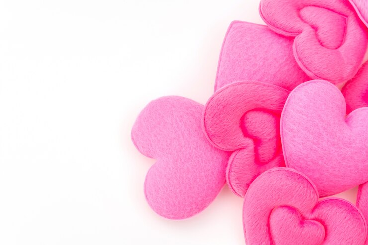 Foto gratuito il cuscino del cuore rosa su sfondo bianco.