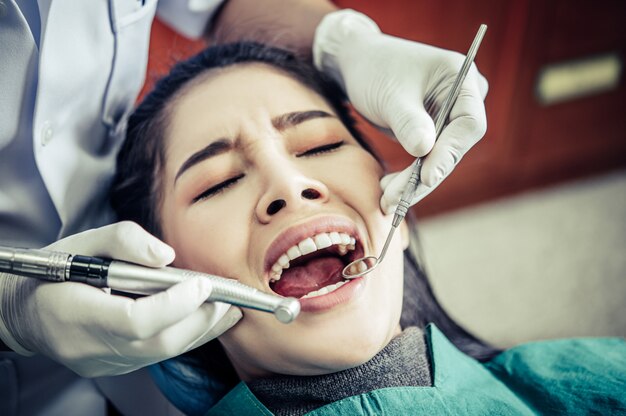 Il dentista esamina i denti del paziente.