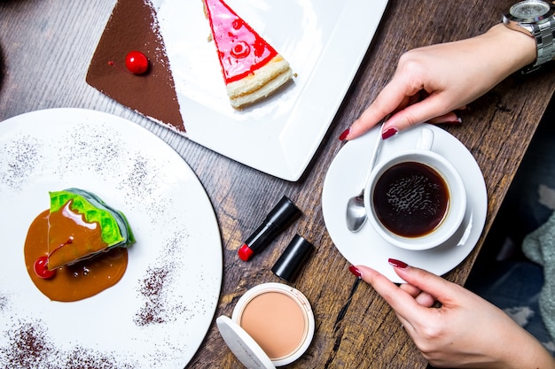 Il dessert ha messo con una vista superiore della tazza di caffè