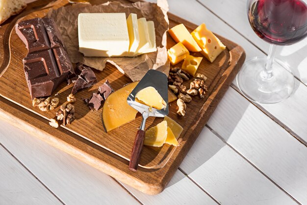 Il diverso tipo di formaggio e noci su fondo in legno