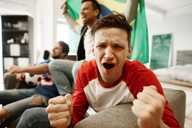 Il fan è deluso dalla partita di calcio