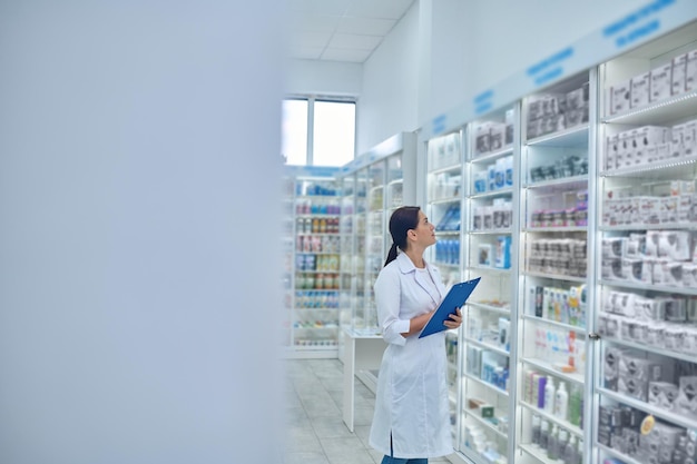 Il farmacista controlla i medicinali in una farmacia