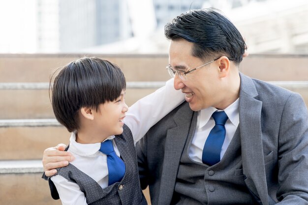 Il figlio ha abbracciato suo padre riempire il concetto di famiglia asiatica felice e single di felicità del padre e del figlio