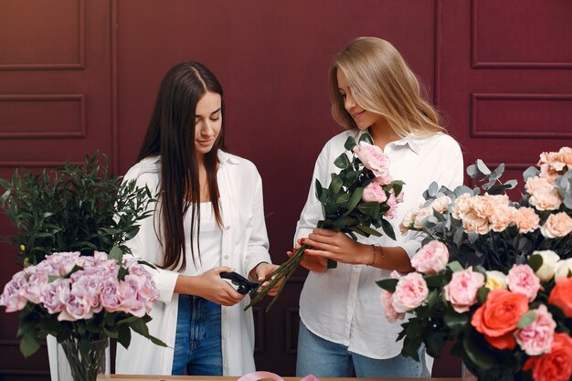 Il fiorista crea un bellissimo bouquet in uno studio