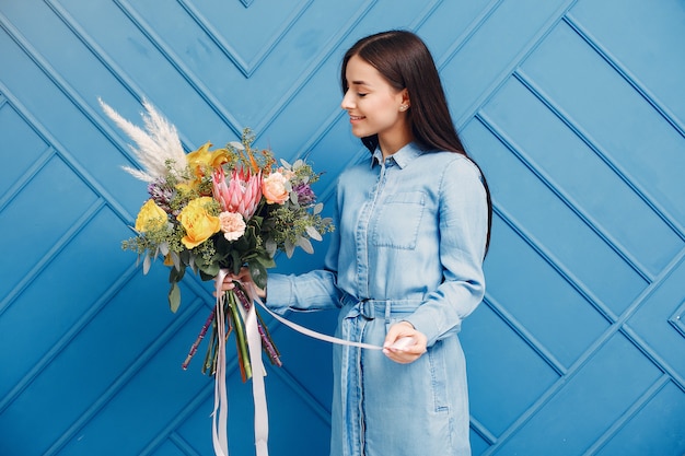 Il fiorista crea un bellissimo bouquet in uno studio