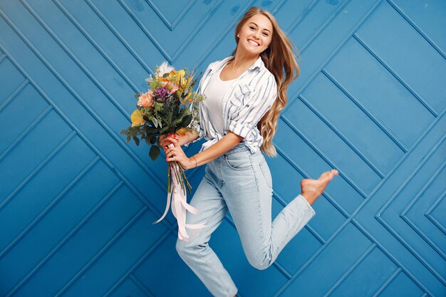 Il fiorista crea un bellissimo bouquet in uno studio