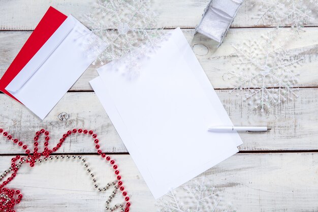 Il foglio di carta bianco sul tavolo di legno con una penna