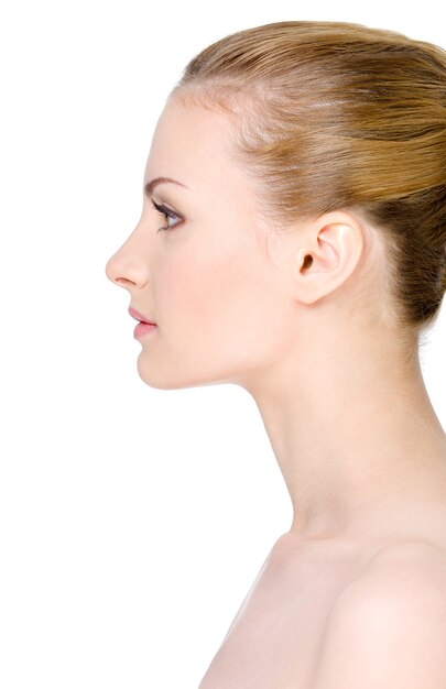 Il fronte della bella giovane donna pulita nel profilo - isolato su bianco