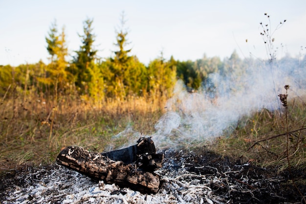 Il fuoco dell'angolo alto estingue e fuma