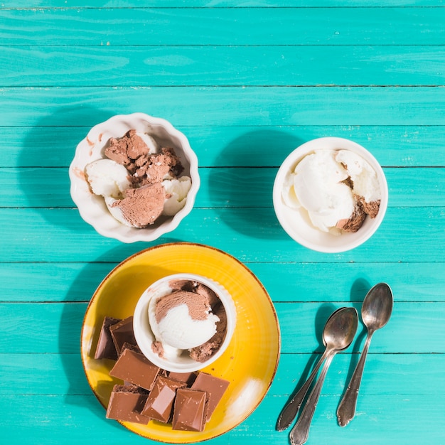 Il gelato è servito in ciotole sul piatto